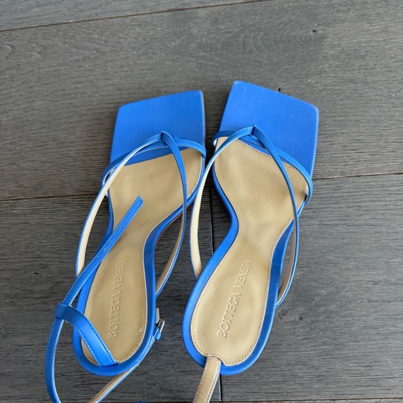 Bottega Veneta Blue Strappy Square-Toe Heeled Sandals - Picture 3 of 6